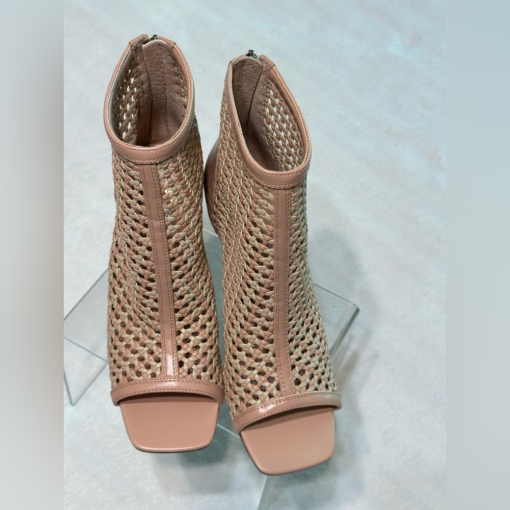 Vince Comuto Elegant Tan Peep-Toe Ankle Boots size 8, brand new.